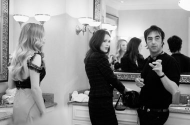 Amanda Seyfried, Julianne Moore y Atom Egoyan durante el rodaje de Chloe, 2009. Fotografía: StudioCanal / The Montecito Picture Company / Outpost Studios.