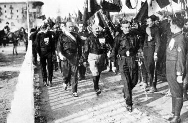 Benito Mussolini y sus camisas negras durante la Marcha sobre Roma. DP.