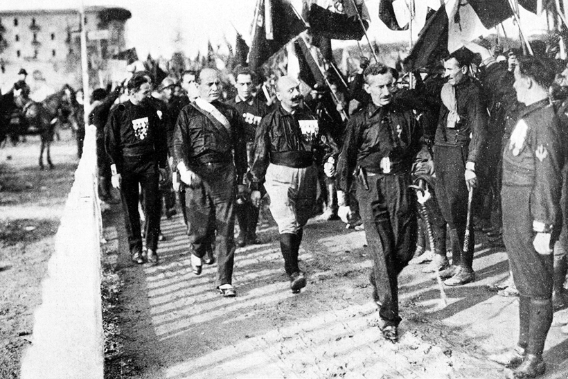 Benito Mussolini y sus camisas negras durante la Marcha sobre Roma. DP.