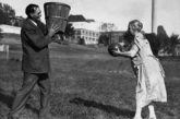 James Naismith con Maude en 1928.