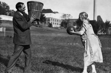 James Naismith con Maude en 1928.