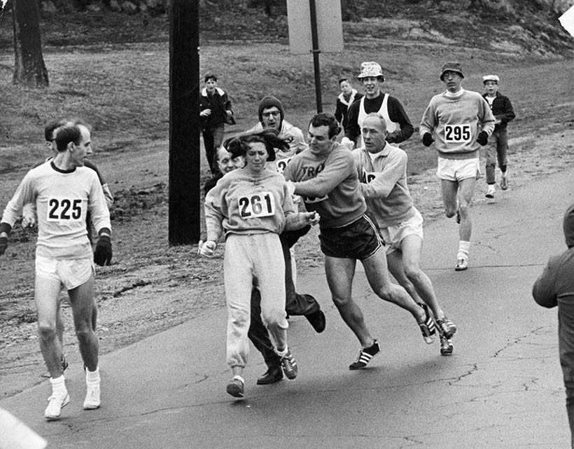 Rosie Ruiz Kathrine Switzer sufre un ataque durante la Maratón de Boston de 1967. Fotografía: Paul Connell / Getty.