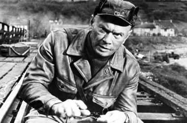 Yul Brynner en la película La batalla del río Neretva. Imagen Commonwealth United Entertainment.