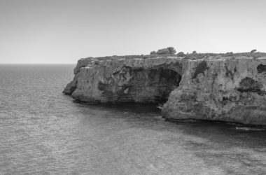 acantilado aguas cristalinas mallorca espana 002