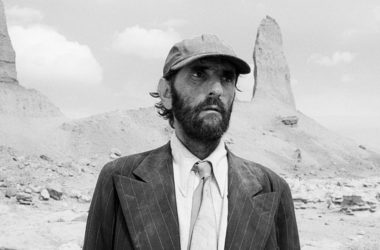 Harry Dean Stanton como Travis en Paris, Texas. Imagen Argos Films.