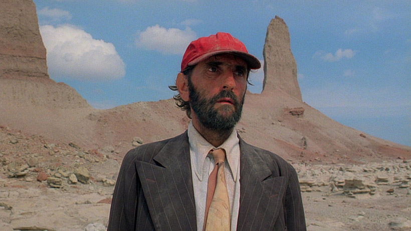 Harry Dean Stanton como Travis en Paris, Texas. Imagen Argos Films.