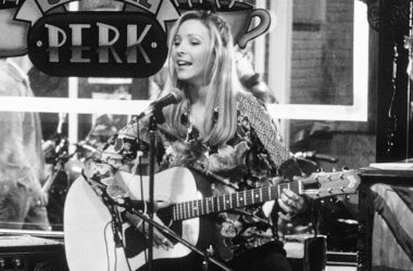 Phoebe cantando en el Central Perk. Imagen NBC. pop fake