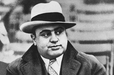 Al Capone jot down news