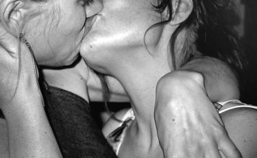 Dos mujeres se besan en Barcelona, 2002. Fotografía: Getty. beso de la traducción