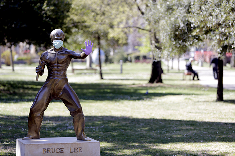 La estatua de Bruce Lee en Mostar con guantes y mascarilla durante la pandemia de covid, 2020. Fotografía: Getty.
