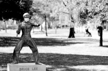 La estatua de Bruce Lee en Mostar con guantes y mascarilla durante la pandemia de covid, 2020. Fotografía: Getty.