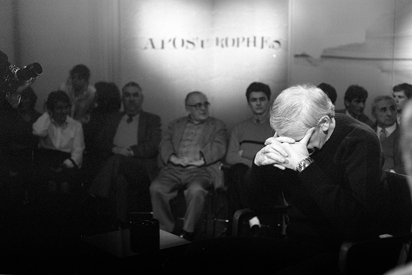 Milan Kundera durante su aparición en el programa francés Apostrophes en 1984. Fotografía: Sophie Bassouls / Getty.