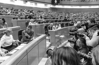 Yolanda Díaz y Pedro Sánchez en el Senado. Foto Cordon Press izquierda