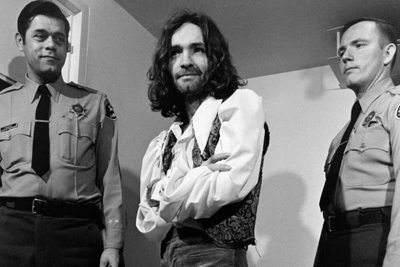 Le parolier «Cease to exist», las letras de Charles Manson Jot Down