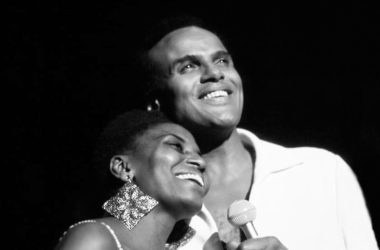 Miriam Makeba y Harry Belafonte en el documental Sing Your Song. Imagen HBO.