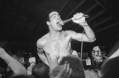 Henry Rollins ladrando con Black Flag en 1983. Imagen: CC. jot down news