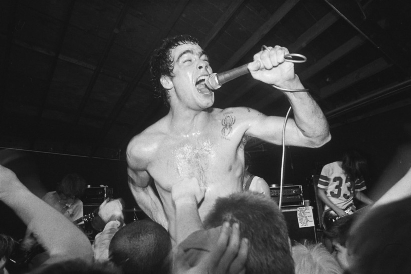 Henry Rollins ladrando con Black Flag en 1983. Imagen: CC. jot down news