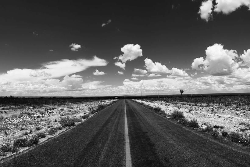 Carretera rumbo a Mezquitillo, México. Fotografía Antonio Garamendi (CC). guia para huir