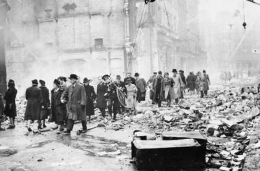 Daños tras un bombardeo nazi en Londres. (DP) peligro
