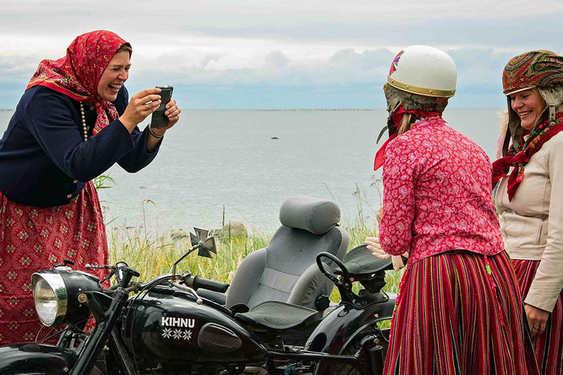 Tres mujeres con los trajes tradionales Kihnu, en Estonia. DP