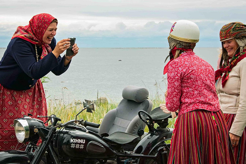De Estonia a E-stonia: solo la mitad del país tenía acceso telefónico en 1991; ahora, ya votan por internet 1 Tres mujeres con los trajes tradionales Kihnu, en Estonia. DP