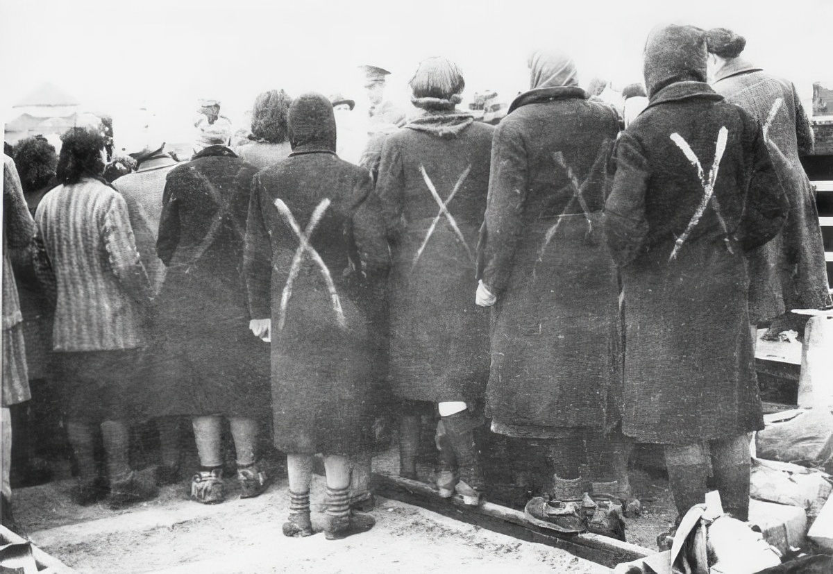 Female prisoners in Ravensbruck