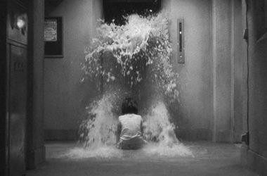 Fotograma de la película Dark Water de Hideo Nakata. La película tuvo como base el relato Agua que se agita de Suzuki Kōji. Imagen Oz Company.