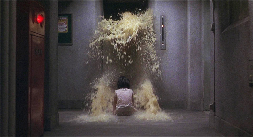 Fotograma de la película Dark Water de Hideo Nakata. La película tuvo como base el relato Agua que se agita de Suzuki Kōji. Imagen Oz Company.