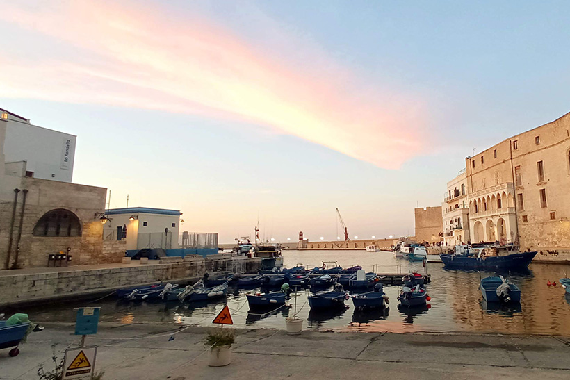 Cinco músicas para entender la Puglia 1 Un puerto en la Puglia. Foto Luis Arribas.