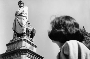na mujer contempla el monumento a Dante Alighieri en Florencia, 1965. Fotografía: Getty.