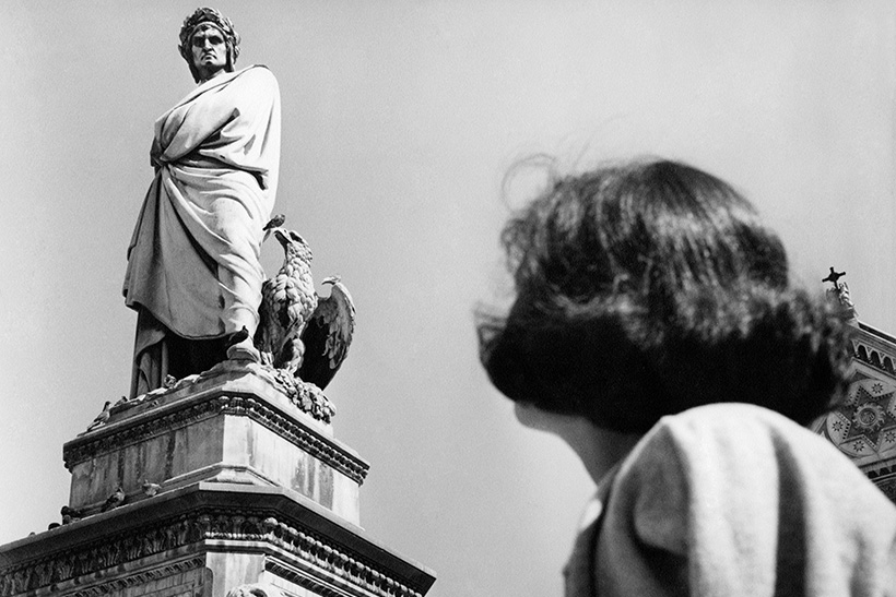 na mujer contempla el monumento a Dante Alighieri en Florencia, 1965. Fotografía: Getty.
