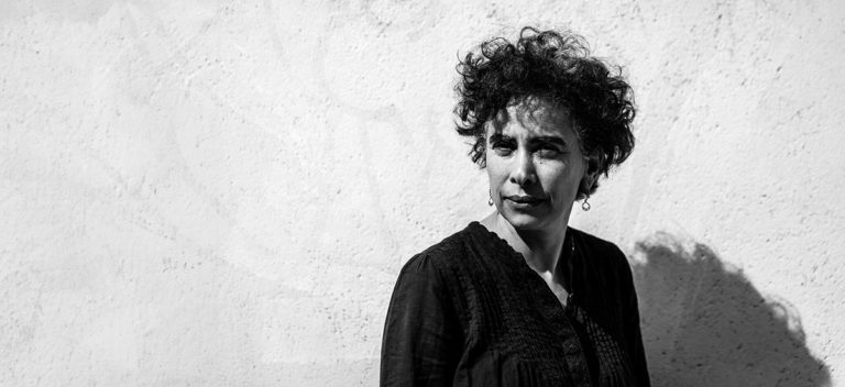 Adanía Shibli: «Para mí Palestina no es una identidad nacional sino una maestra de vida, de cómo existir y de cómo relacionarme con el arte desde una posición ética y de escucha»