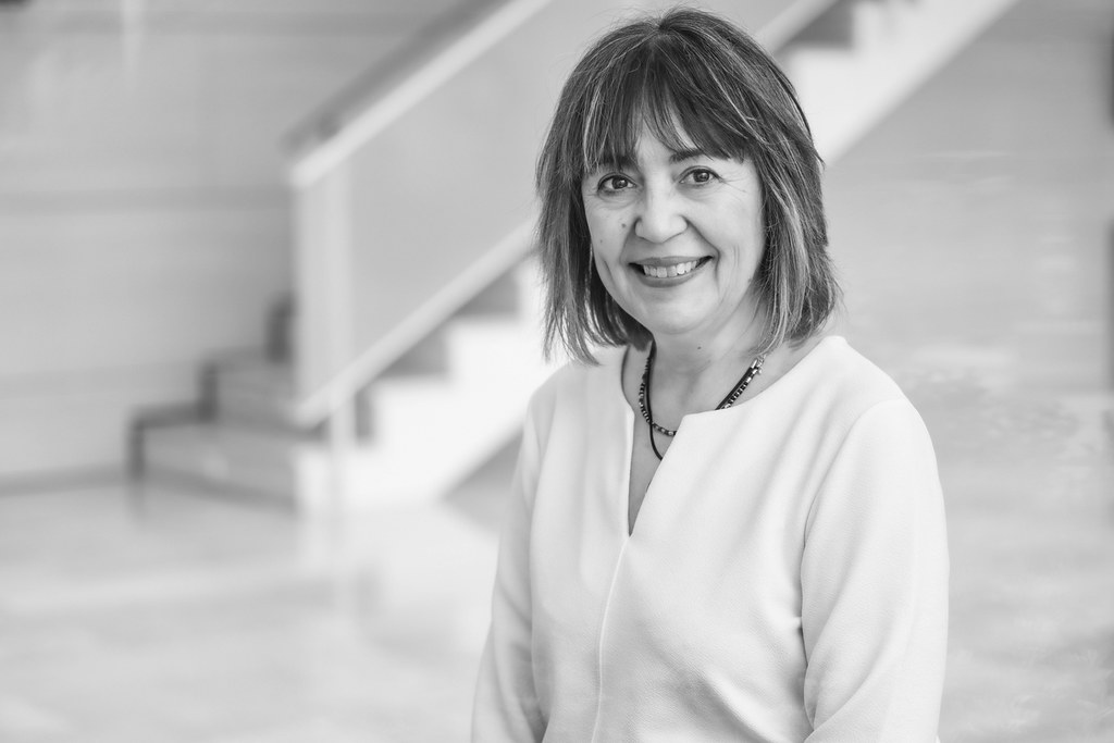 María Ángeles Naval: «La crisis de 2008 y los movimientos del 15M desempeñaron un papel importante en la revisión crítica de la democracia y la socialdemocracia en la literatura transicional del siglo XXI» 1 María Ángeles Naval para Jot Down