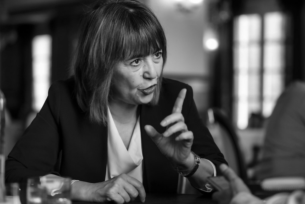 María Ángeles Naval: «La crisis de 2008 y los movimientos del 15M desempeñaron un papel importante en la revisión crítica de la democracia y la socialdemocracia en la literatura transicional del siglo XXI» 3 María Ángeles Naval para Jot Down