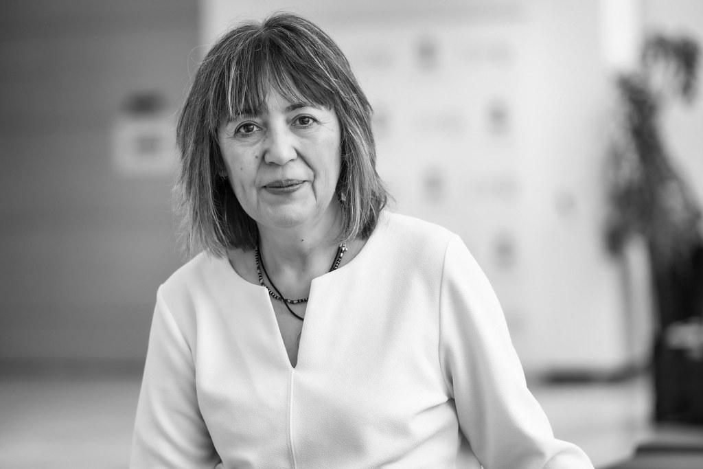 María Ángeles Naval: «La crisis de 2008 y los movimientos del 15M desempeñaron un papel importante en la revisión crítica de la democracia y la socialdemocracia en la literatura transicional del siglo XXI» 6 María Ángeles Naval para Jot Down