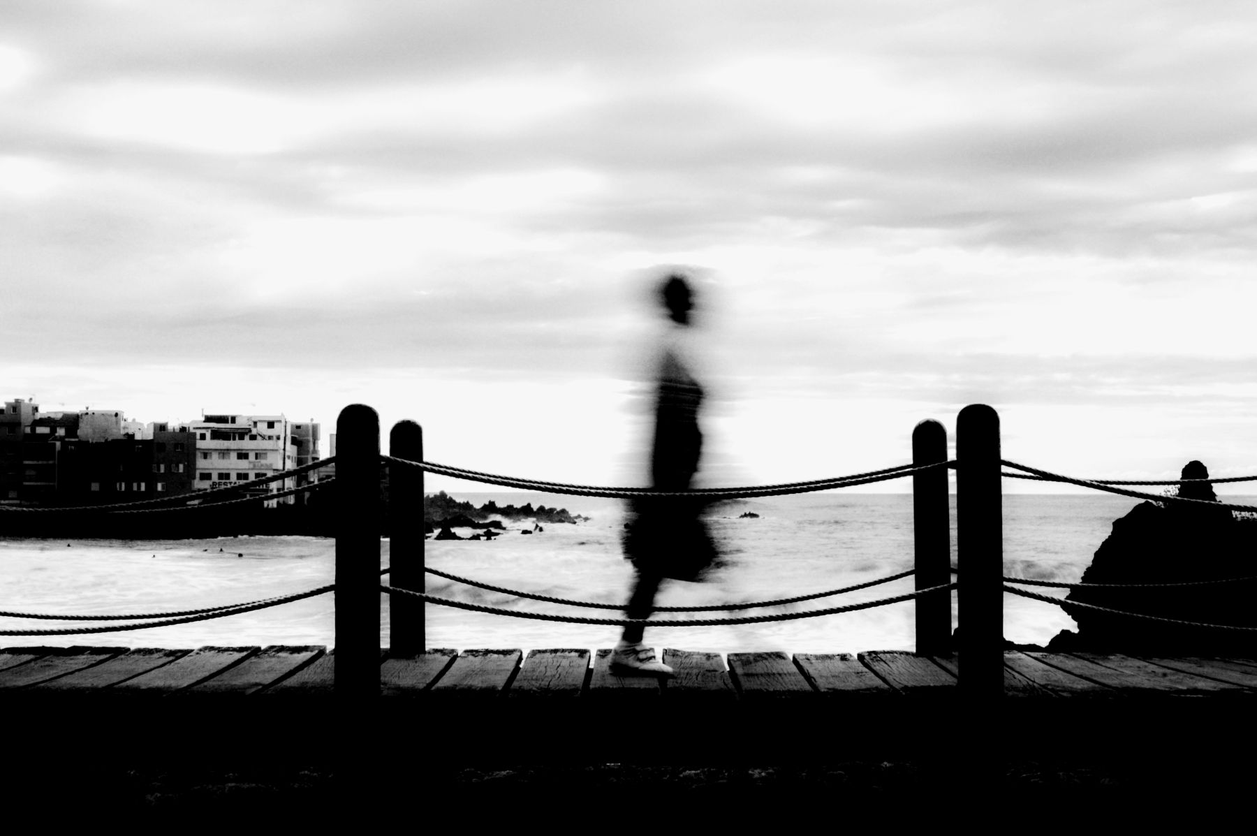 La diferencia como textura ontológica de lo universal 1 long exposure person walking footbridge by sea against sky