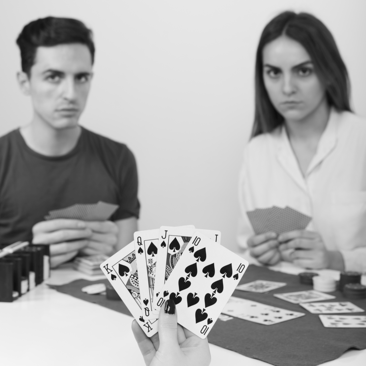 Lenguaje corporal en el póker: El arte de leer a tus oponentes 1 pov playing poker with friends