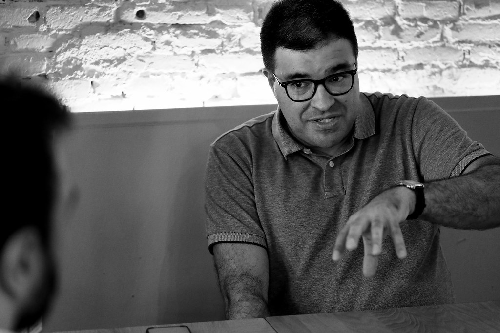 Roger Senserrich: «En Estados Unidos, los partidos son una ficción. Son más como franquicias. No hay un presidente de partido con poder real, ni una ejecutiva que imponga disciplina» 2 Roger Senserrich para Jot Down