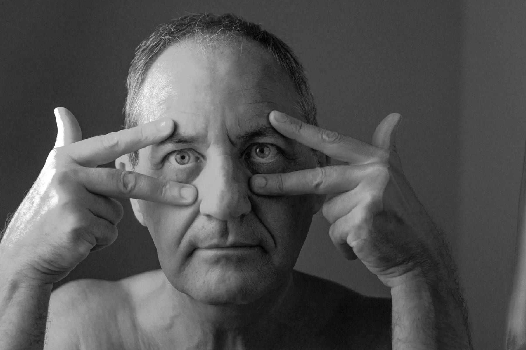 Cómo librarte de un conspiranoico sin perder la paciencia 1 portrait man against black background