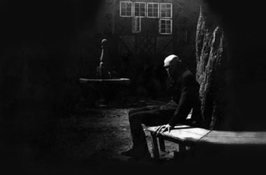 El actor Max Schreck descansando entre tomas en Nosferatu. (1922) DP vampiros y capitalismo