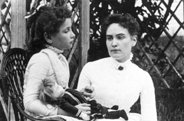 Helen Keller junto a Anne Sullivan en 1888. (DP)