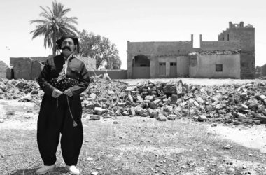 El único juez kakái de Irak, poco antes de que su aldea desaparezca para siempre. Fotografía Karlos Zurutuza.