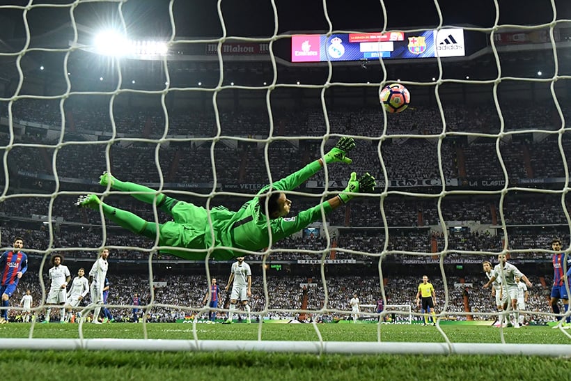 ¡Paradón a mano cambiada de Keylor Navas!