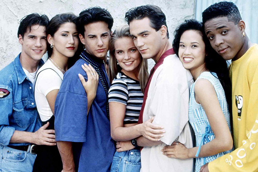 'California Dreams': señores disfrazados de adolescentes surferos 1 California Dreams. Imagen NBC.