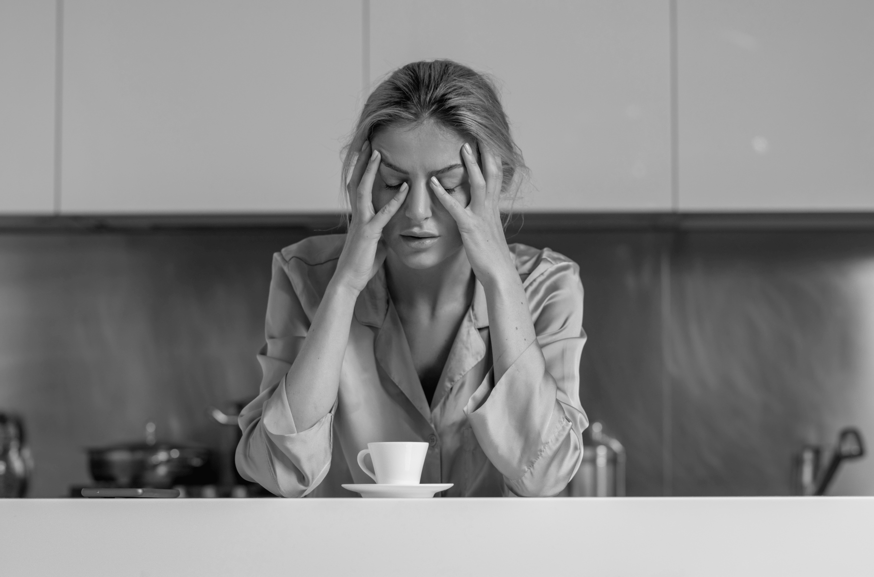 PDF Guru: una experiencia muy mejorable 1 mujer sexy molesta leyendo mensajes o malas noticias en el telefono inteligente en la cocina mujer deprimida en la cocina por la manana mujer triste con pijama bebiendo cafe en la cocina de casa