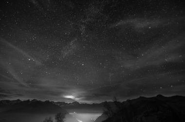 noche en los alpes bajo fondo de cielo estrellado y luz de luna