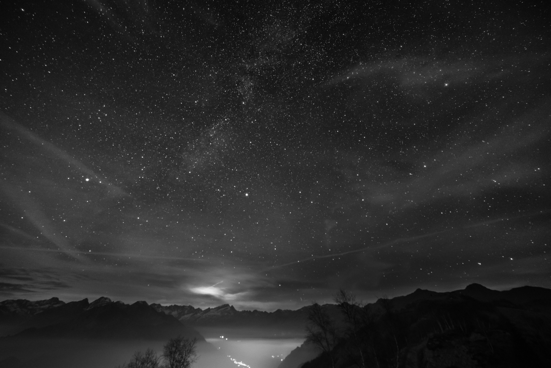 noche en los alpes bajo fondo de cielo estrellado y luz de luna