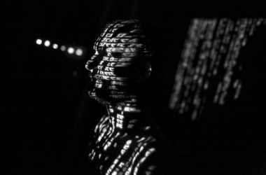 primer plano de la luz iluminada sobre un fondo negro