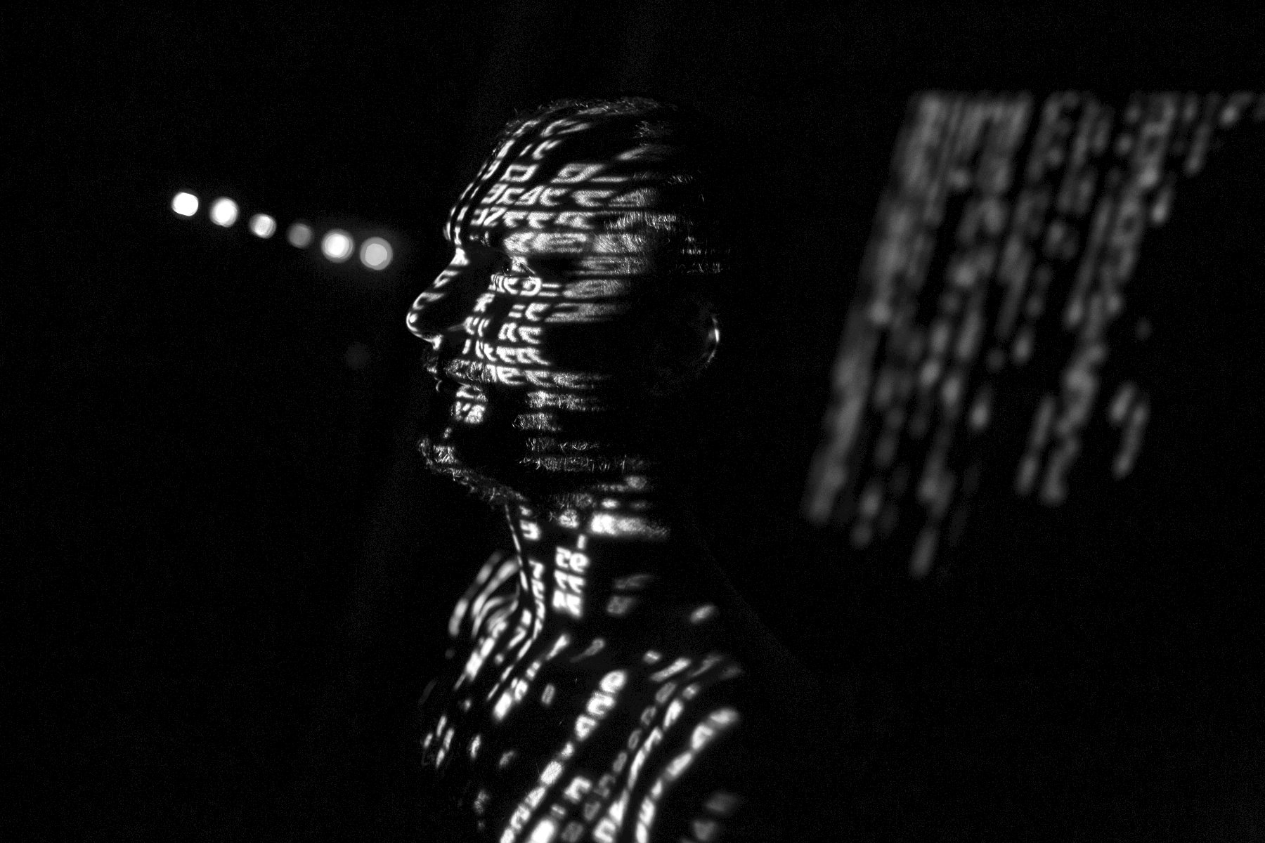 primer plano de la luz iluminada sobre un fondo negro