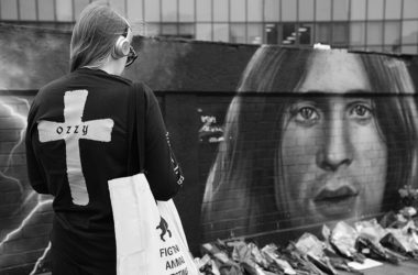 Ofrendas a Ozzy Osbourne en el Sabbath Wall de Birmingham. Foto Cordon Press. jot down news